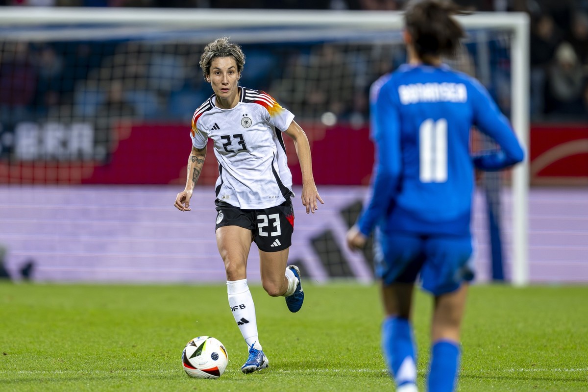ARCHIV - 02.12.2024, Nordrhein-Westfalen, Bochum: Fußball, Frauen: Länderspiele, Deutschland - Italien, Vonovia Ruhrstadion: Deutschlands Sara Doorsoun läuft mit dem Ball am Fuß. Für die beiden Nation ...