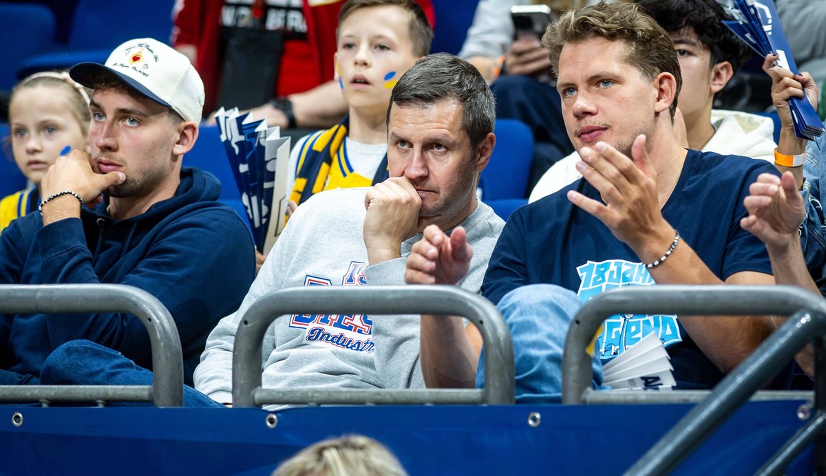 Basketball Berlin 06.06.2024 Saison 2023 / 2024 1. Bundesliga / easyCredit BBL Playoffs Halbfinale Spiel 5 Alba Berlin - NINERS Chemnitz Franz Wagner li. Alan Ibrahimagic Deutschland, Assistenztrainer ...